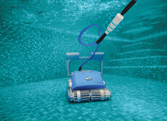 robot de piscine dolphin m400 dans l'eau