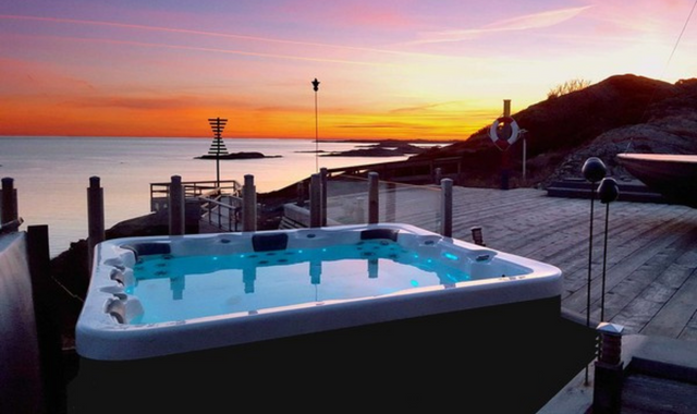 spa rempli vue sur la plage couchée de soleil