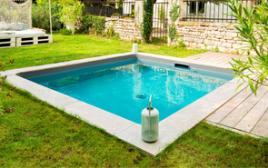 piscine carrée dans un jardin