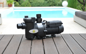 pompe de filtration au bord d'une piscine