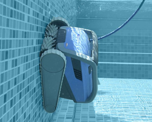 robot de piscine dans l'eau