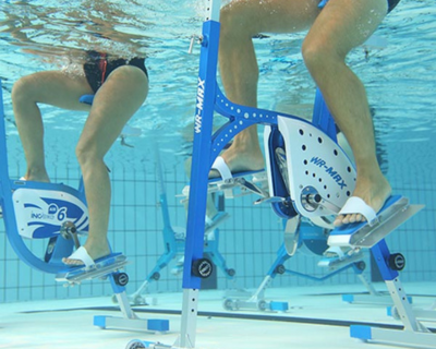 Aquabike sport dans une piscine 