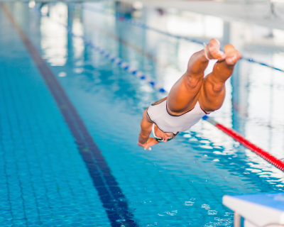 plongeon sport dans une piscine 