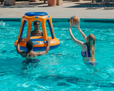 jeu de ballon sport dans une piscine